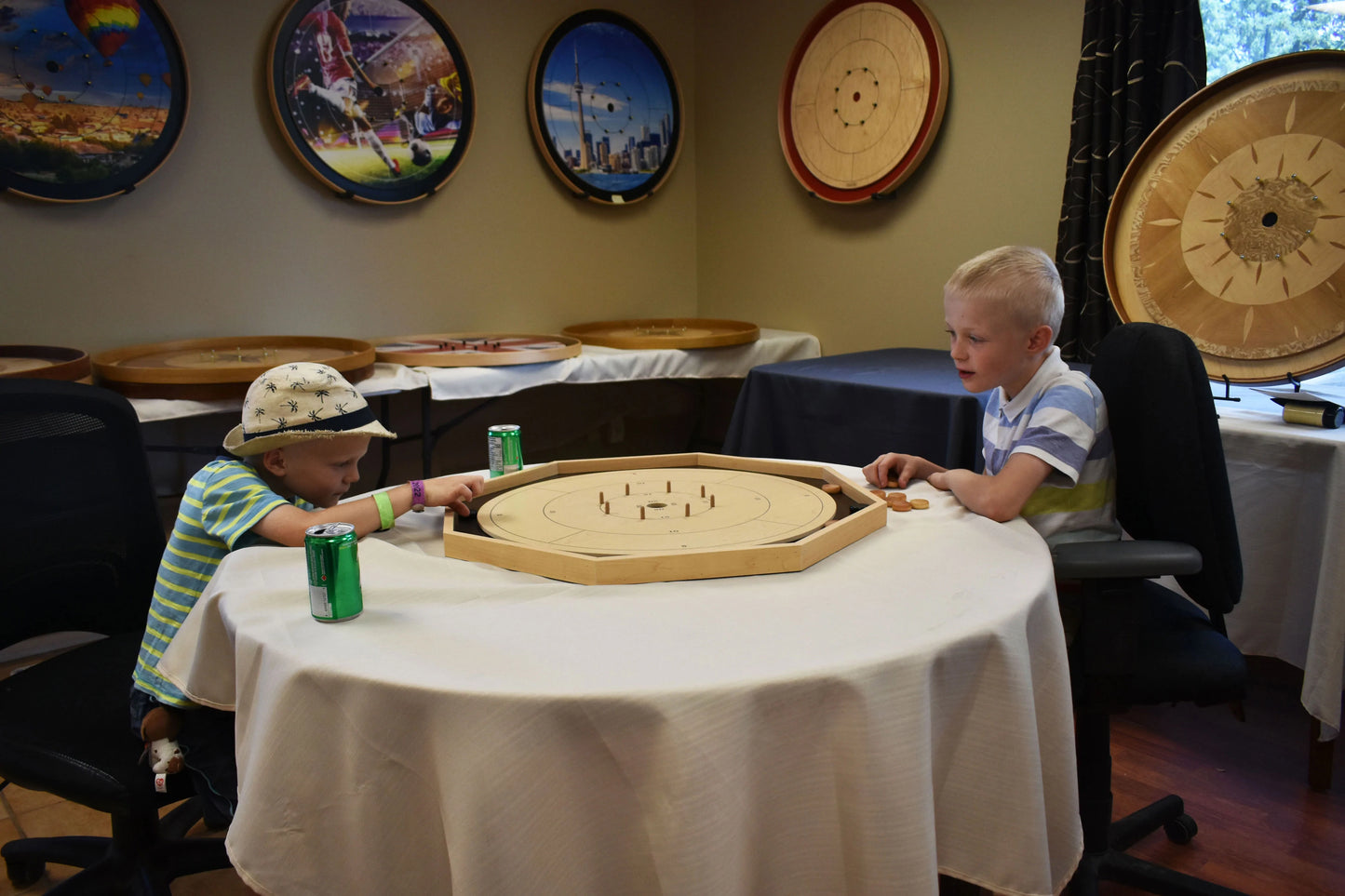 Crokinole Board For Beginners de Crokinole Canada - Mélamine Cerise et Noyer - Jeu de société Crokinole traditionnel